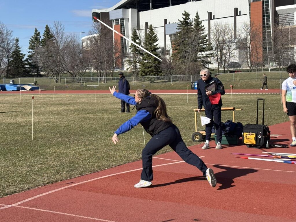 hammarskjold-track-&-field-girl-throwing