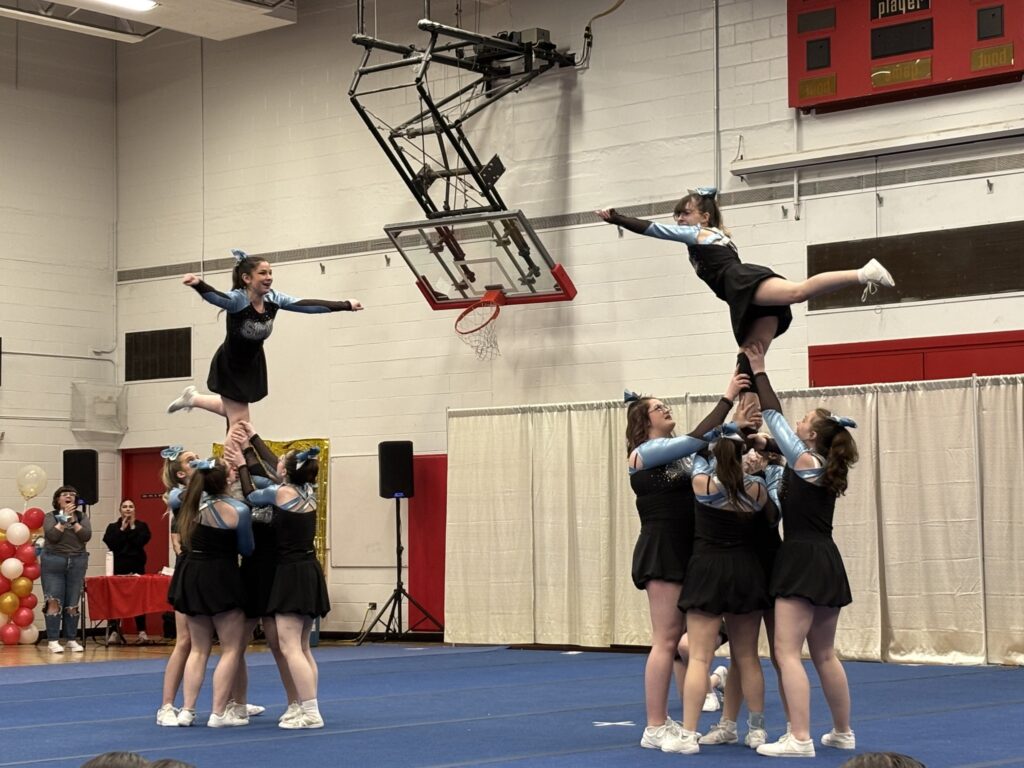 superior-cheerleading-team-competing
