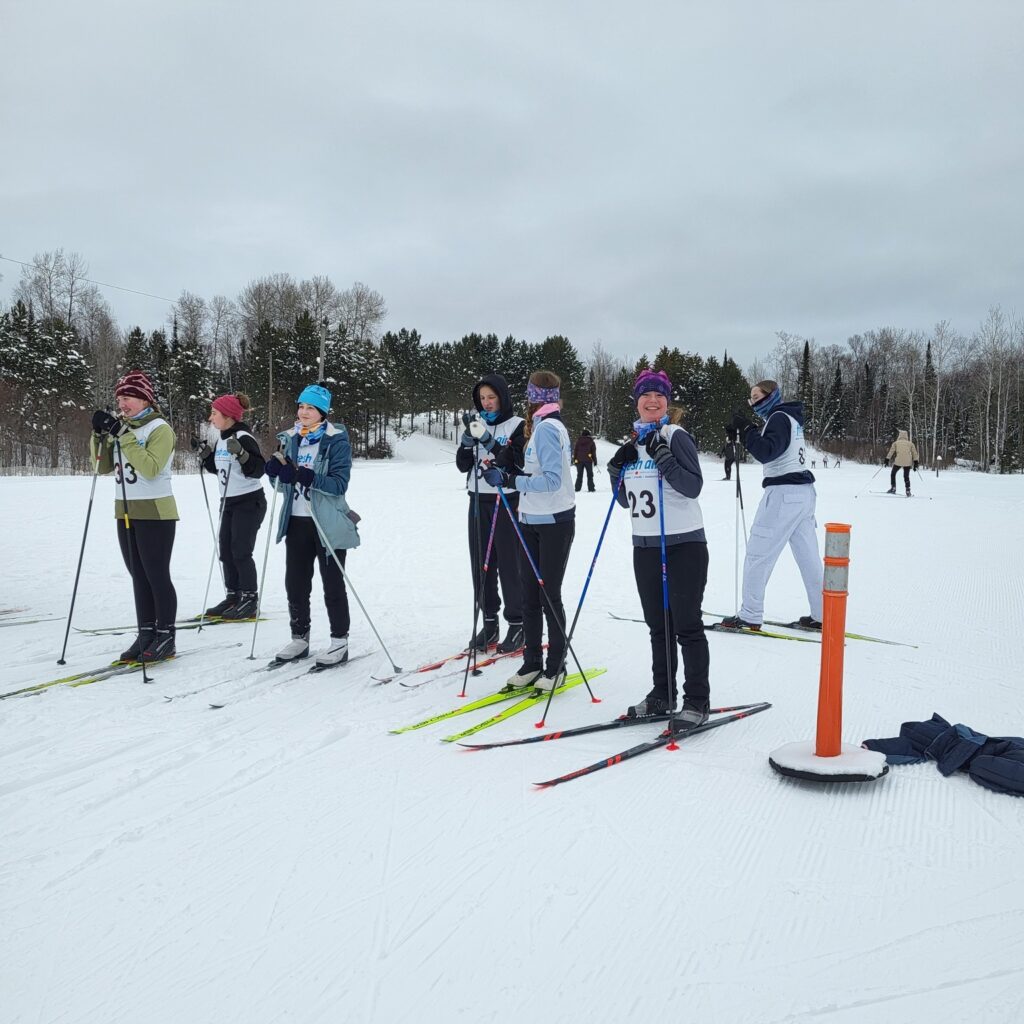 nordic-skiing-race-participants-waiting-to-ski