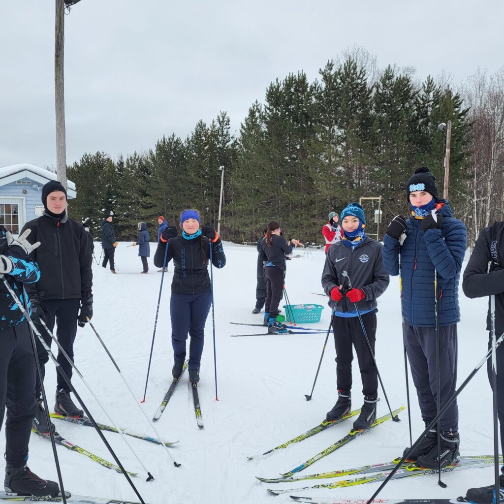 nordic-skiing-race-participants-waiting-to-ski