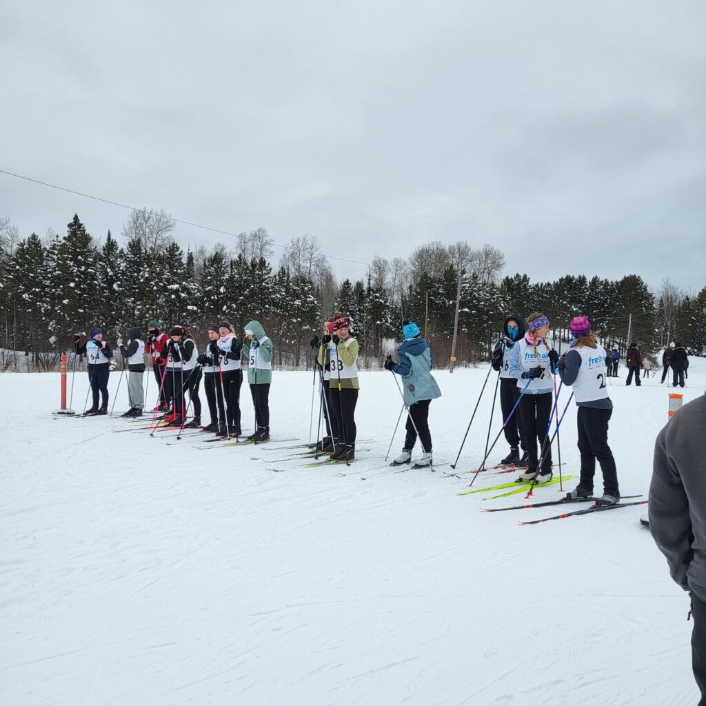 nordic-skiing-race-participants-waiting-to-ski