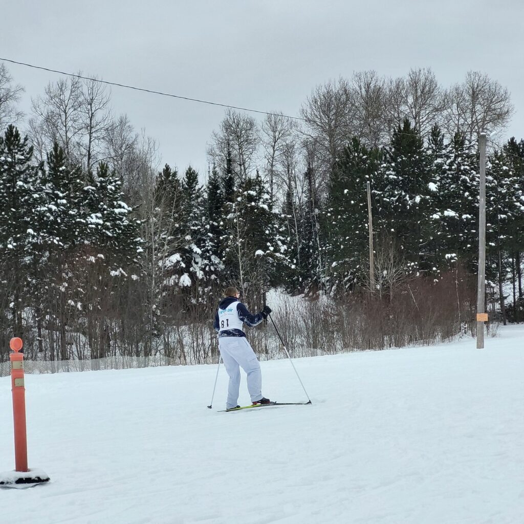 nordic-skiing-race-participants-skiing