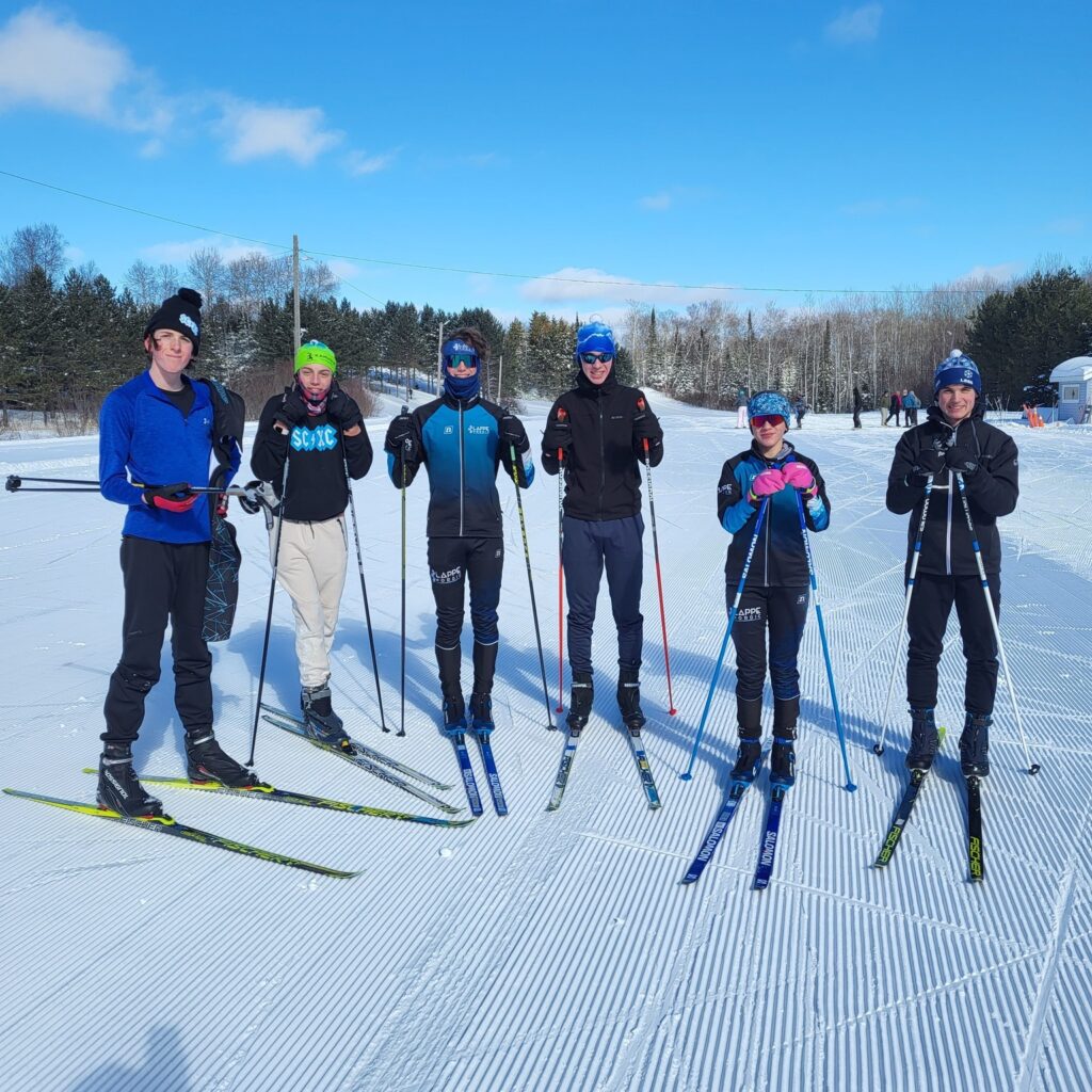 nordic-skiing-race-participants-waiting-to-ski