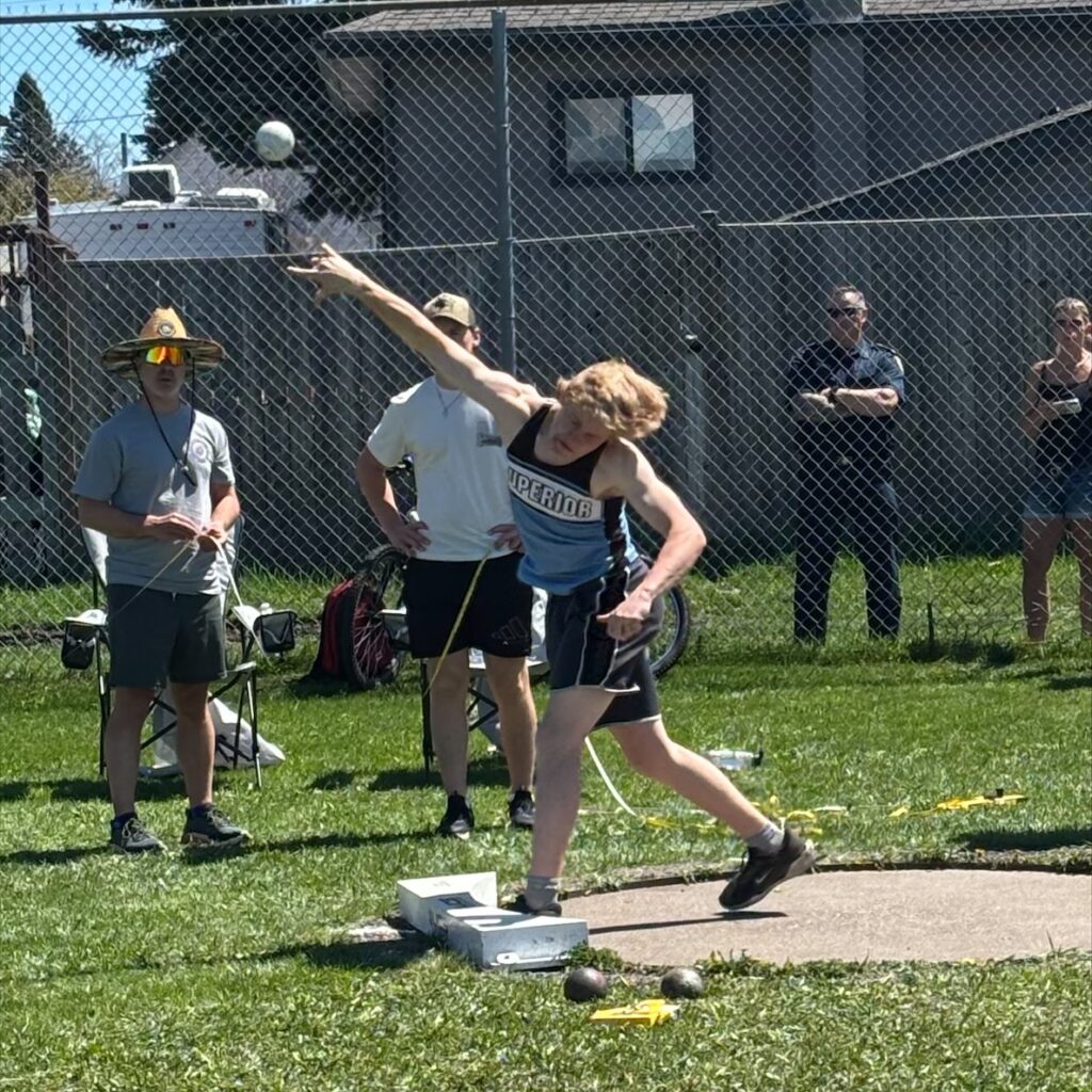 superior-track-&-field-boys-throwing